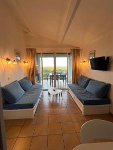 un soggiorno con due divani e un tavolo di Appartement Les Restanques du Golfe de Saint-Tropez a Grimaud