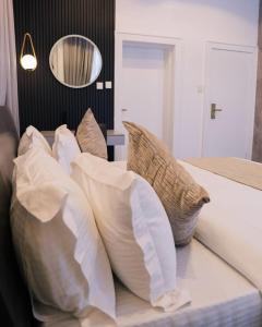 Voodi või voodid majutusasutuse UrbanEdge Hotel toas