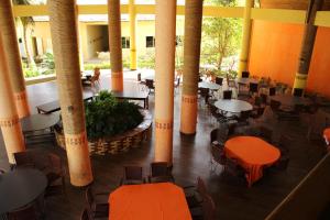 Restoran atau tempat lain untuk makan di Royal Saly