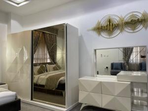Voodi või voodid majutusasutuse UrbanEdge Hotel toas