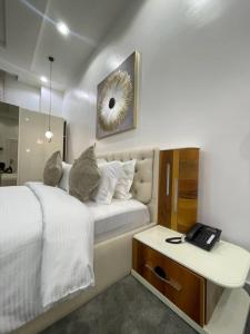 Voodi või voodid majutusasutuse UrbanEdge Hotel toas
