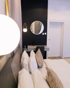 Voodi või voodid majutusasutuse UrbanEdge Hotel toas