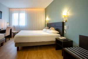 Postel nebo postele na pokoji v ubytování Logis Hotel - Restaurant - Spa - Le Relais de Farrou