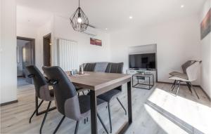 セチョビエにある1 Bedroom Awesome Apartment In Secovljeの木製のテーブルと椅子のあるダイニングルーム