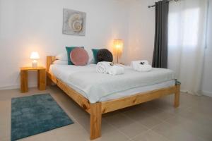 ポンタ・デルガダにあるGuestReady - Villa Islaのタオルが敷かれたベッドのある寝室