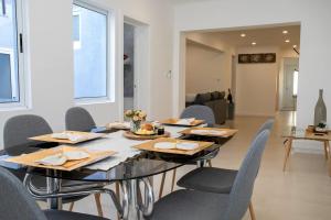 ポンタ・デルガダにあるGuestReady - Villa Islaのテーブルと椅子のあるダイニングルーム