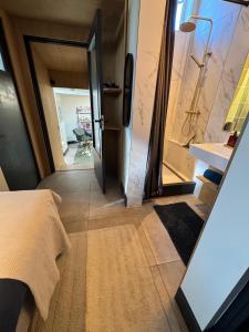 ノールトウェイケルハウトにあるHet Oude Raadhuisのベッド1台と鏡付きのドア