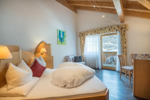 Postel nebo postele na pokoji v ubytování Sporthotel St. Michael + 18 fotografií