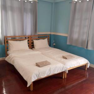 Aran Colonial House & Cafe Ngamwongwan tesisinde bir odada yatak veya yataklar