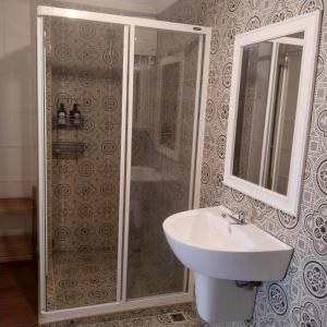 Aran Colonial House & Cafe Ngamwongwan tesisinde bir banyo +49 fotoğraf