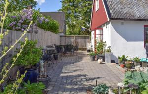 2 Bedroom Lovely Home In Simrishamn外面的花园