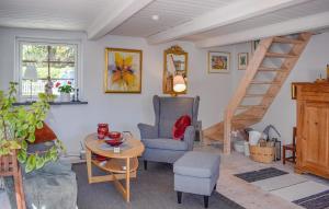 锡姆里斯港2 Bedroom Lovely Home In Simrishamn的客厅设有楼梯、椅子和桌子