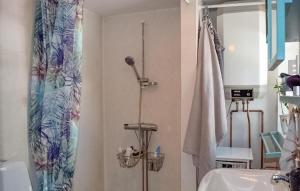 2 Bedroom Lovely Home In Simrishamn的一间浴室