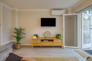 パースにあるCottesloe Studio Getawayのリビングルーム(壁掛けテレビ付)