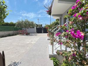 um jardim com flores nas escadas de uma casa em Serene Stay em Vlorë