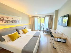 Televízia a/alebo spoločenská miestnosť v ubytovaní Eurohotel Barcelona Granvia Fira