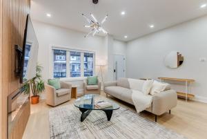 een woonkamer met een bank en een tafel bij 3BR Home in Trinity Bellwoods - 2 Parking Spots in Toronto