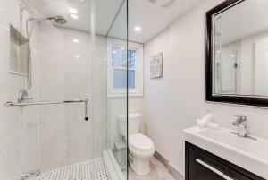 een badkamer met douche, toilet en wastafel bij 3BR Home in Trinity Bellwoods - 2 Parking Spots in Toronto +55 foto's