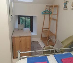 Ένα ή περισσότερα κρεβάτια σε δωμάτιο στο 5 Glanrhaiadr Llangrannog