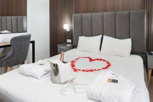 Postel nebo postele na pokoji v ubytování Hotel Lula Ksamil