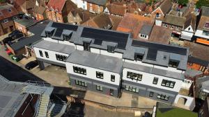 une vue aérienne d'un bâtiment dans une ville dans l'établissement Luxury 2 bedroom 2 bathroom All ground floor centrally located - 1 Queen Street - Ashbrook Serviced Apartments, à Abingdon