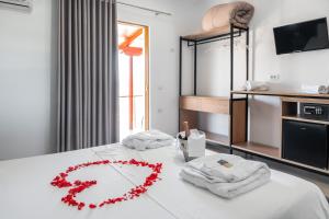 Postel nebo postele na pokoji v ubytování Hotel Lula Ksamil