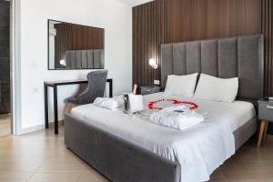 Postel nebo postele na pokoji v ubytování Hotel Lula Ksamil