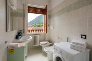 A bathroom at Lake Como Victoria Apartment