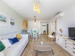 TV a/nebo společenská místnost v ubytování Apartment Long Beach by SunVillas Mallorca