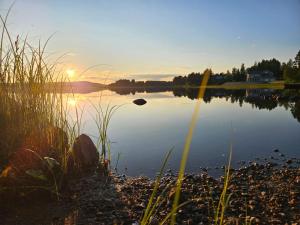 BlattnikseleにあるVindelälv Stuga in Blattnickseleの夕日を眺めることができます。 +17枚の写真