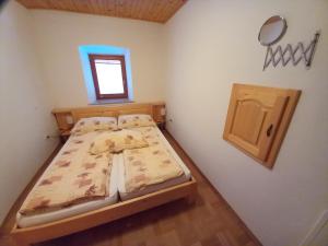 Giường trong phòng chung tại Tubej apartments