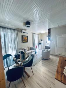 een woonkamer met een bank, een tafel en stoelen bij G&A House in Gaios in Gaios