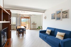 A seating area at Lake Como Victoria Apartment