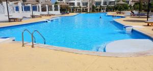 シャルム・エル・シェイクにあるSharm hills sea viewの- リゾート内の青い水の大型スイミングプール +76枚の写真
