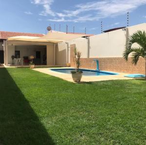 a house with a yard with a swimming pool at RR Deck Betolandia in Juazeiro do Norte