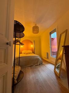 a bedroom with a bed and a window at L 'appart - Aubenas in Aubenas