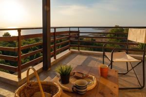 Balkón nebo terasa v ubytování Skafidia Villa Yucca - Garden Haven Retreat