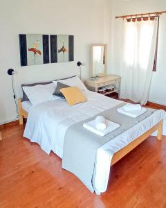 Postel nebo postele na pokoji v ubytování Skafidia Villa Yucca - Garden Haven Retreat