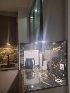 a room with a counter with a black and white marble at Chambre d'hôte, dans 4 pièces , avec terasse, jardin in Saint-Witz +37 photos