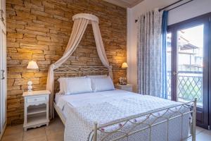 Postel nebo postele na pokoji v ubytování Giogarakis Suites
