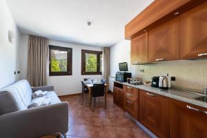 a kitchen with a couch and a table in a room at Sogno di Montagna sulle piste da Sci in Bardonecchia