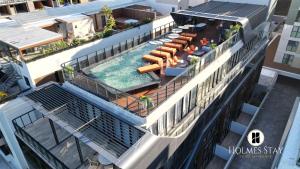 an overhead view of a building with a swimming pool at Setai à beira-mar com rooftop incrível in João Pessoa