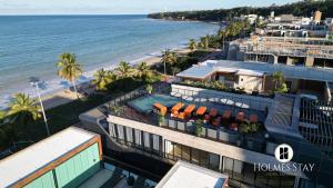 an aerial view of a building next to the beach at Setai à beira-mar com rooftop incrível in João Pessoa