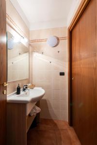 a bathroom with a sink and a mirror at Sogno di Montagna sulle piste da Sci in Bardonecchia +15 photos