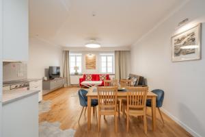 une cuisine et une salle à manger avec une table et des chaises dans l'établissement Twin apartments 3 Bedr by Reside Baltic, à Vilnius
