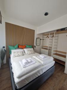 una camera da letto con un letto grande con asciugamani sopra di Akis, terrazza sul mare ad Aci Castello