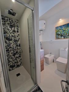 un bagno con doccia e WC di Akis, terrazza sul mare ad Aci Castello