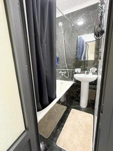 een badkamer met douche, wastafel en toilet bij Восточный уют 2 in Samarkand