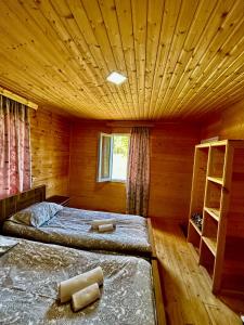 En eller flere senger på et rom på Ushba Cottages