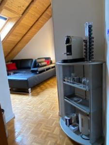 布格多夫Schlafen unterm Dach in Burgdorf CH的带沙发和桌子的客厅